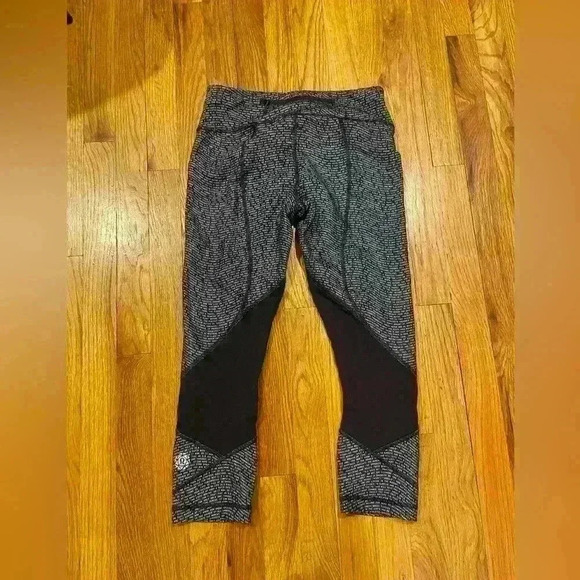 Lululemon 6 Pace Rival Crops Sea wheeze Coded Manifesto Tight Pockets RARE - Picture 2 of 7